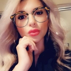 Meet your Posher, Elvia